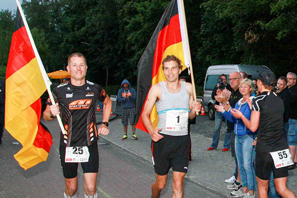 Zieleinlauf von Hohe-Dorst und Widmer beim Double-Ultratriathlon in Emsdetten 2015